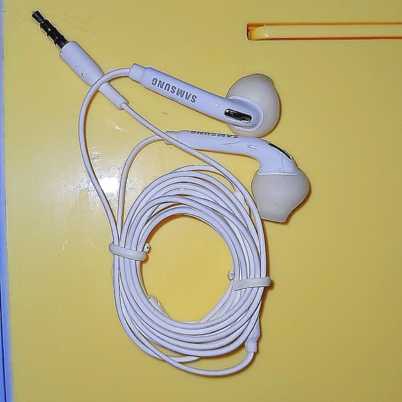 Android Earbuds - Picture 2 of 7